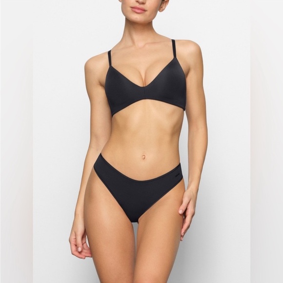 SKIMS‎ WIRELESS FORM PUSH UP BRA COLOR ONYX NWOT size 34DD - Picture 1 of 9